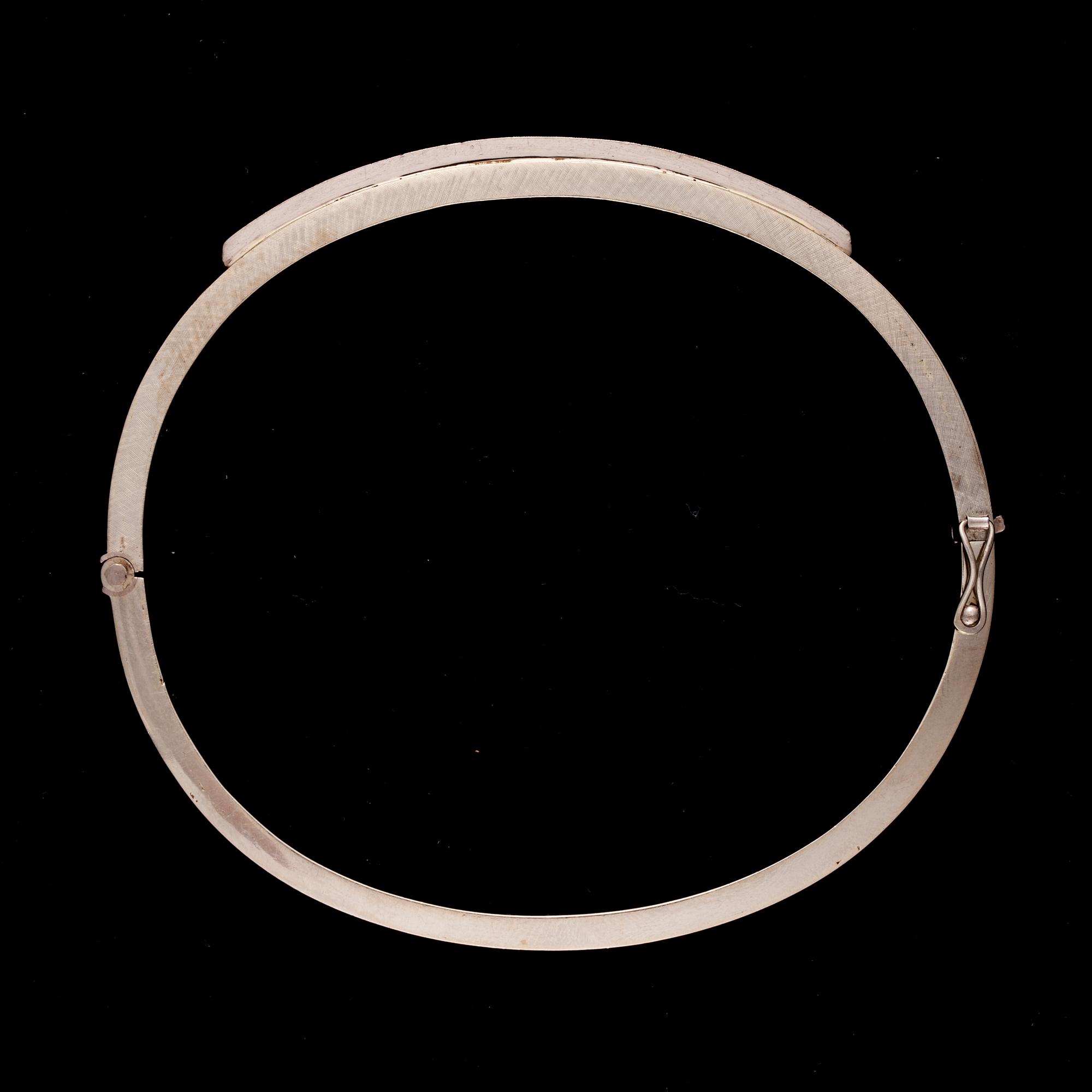 ARMRING, 18K vitguld, diamanter. Torbjörn Tillander. Vikt ca 20 g.