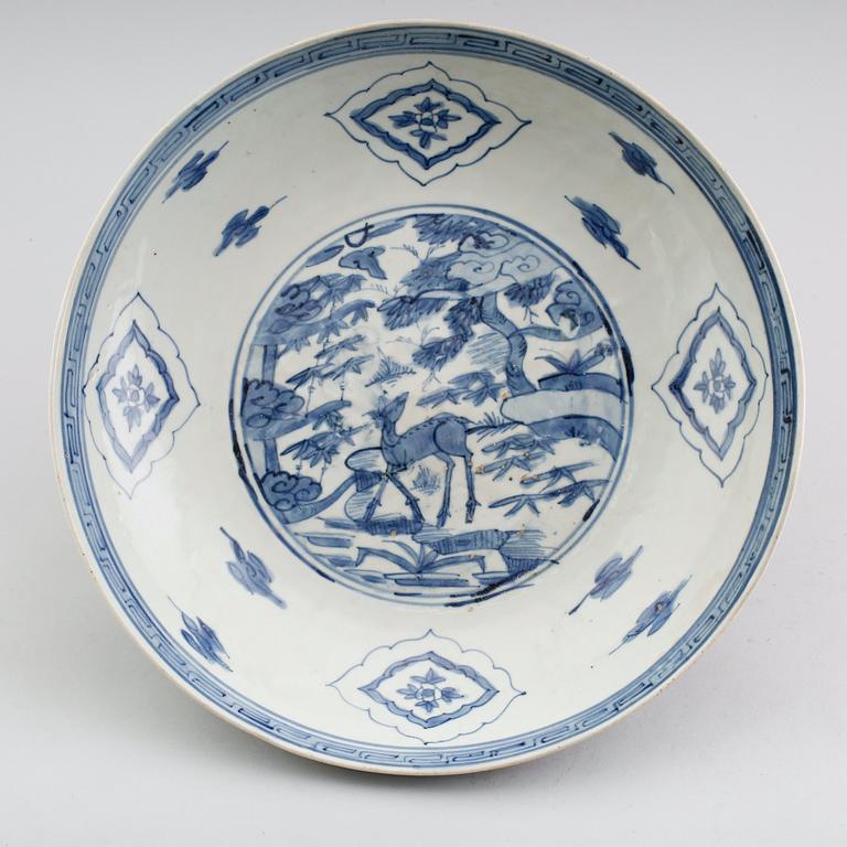 A blue and white charger, Ming dynasty, Wanli (1573-1619).