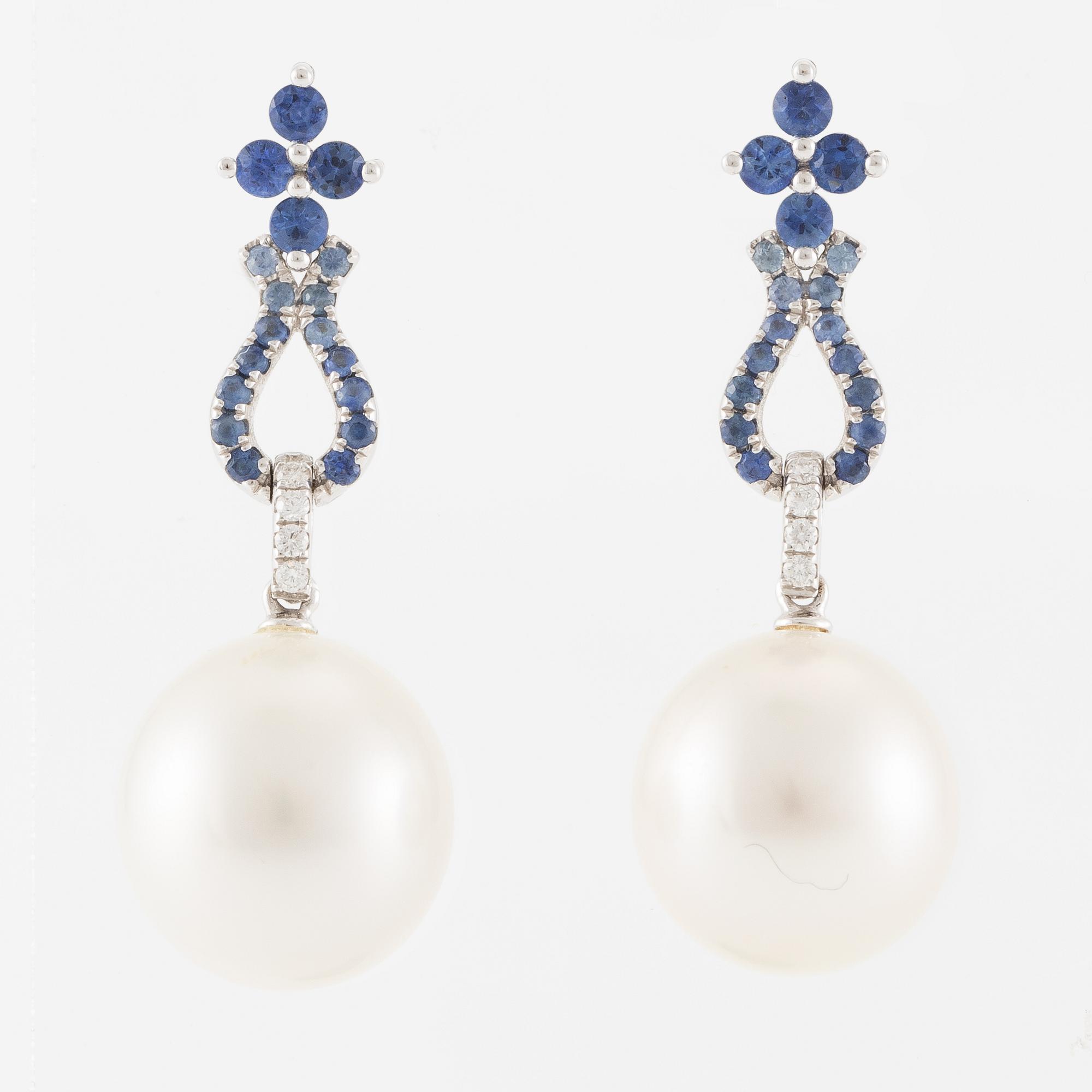 Örhängen, ett par, 18K vitguld med odlade South sea pärlor, safirer och briljantslipade diamanter.