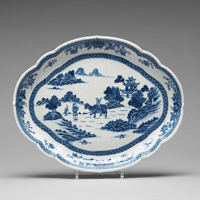 A blue and white tray, Qing dynasty, Qianlong (1736-95).