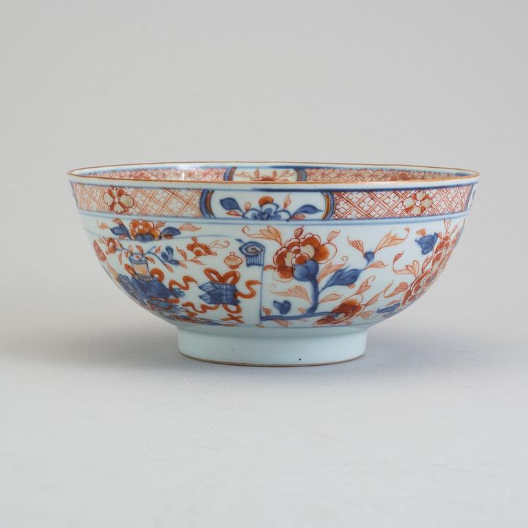 A imari export porcelain bowl, Qing dynasty, 18th century.