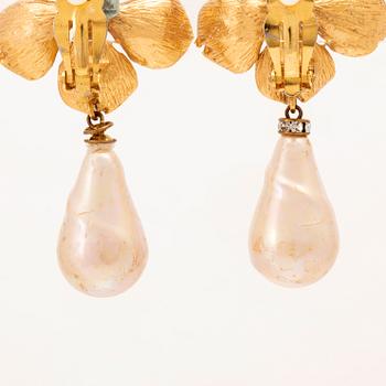 Yves Saint Laurent örhängen ett par.