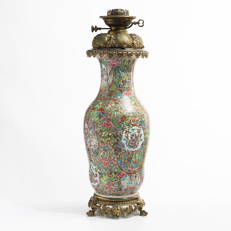 Vas, omgjord till bordslampa, porslin, Kanton, Qingdynastin, Kina, 1800-tal.