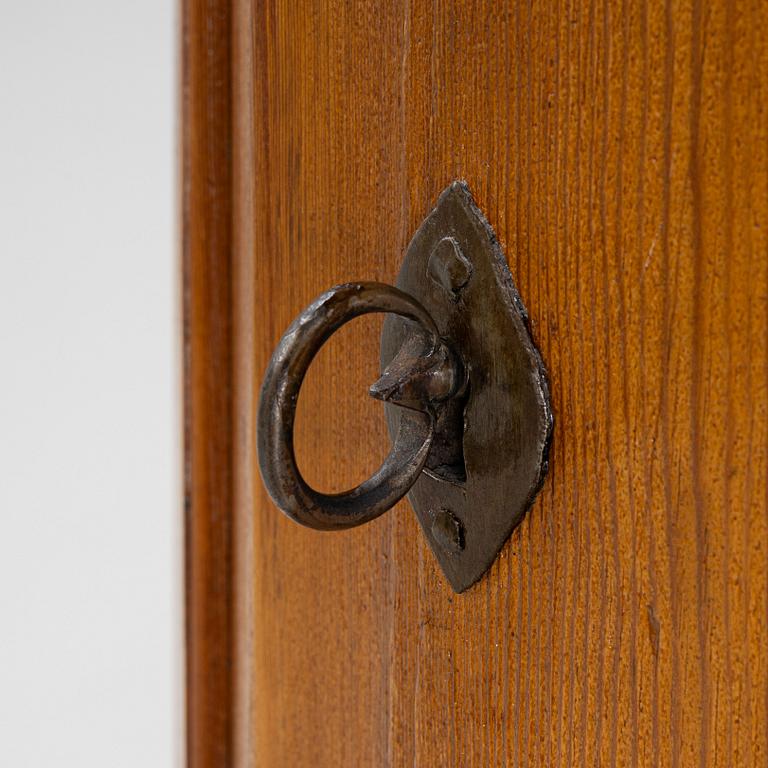 A corner cabinet, 18th/19th Century.