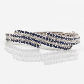 Armring 18K vitguld med baguetteslipade diamanter och blå safirer.