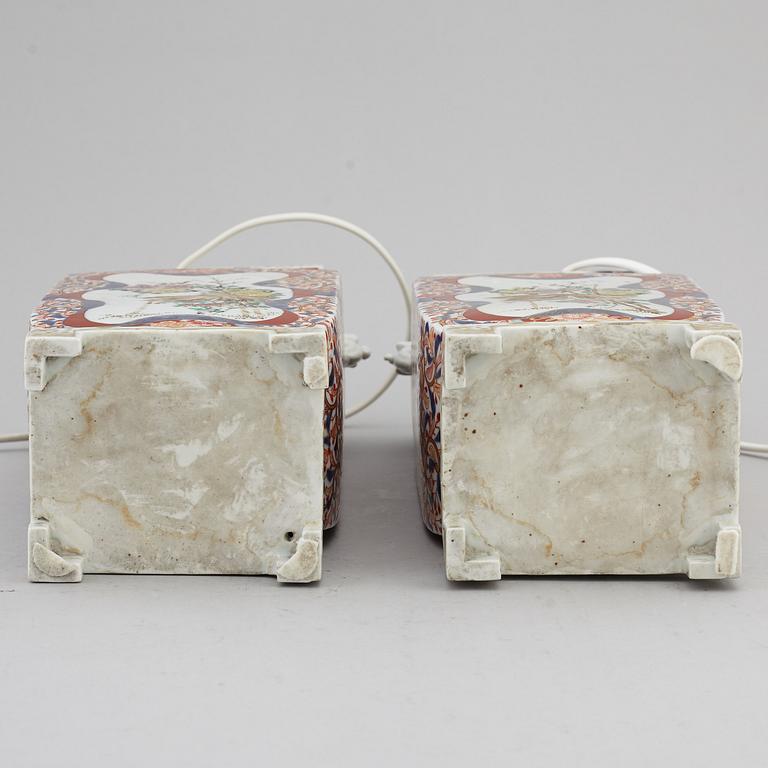 VASER omgjorda till BORDSLAMPOR, ett par, porslin. Japan, 1800-tal.