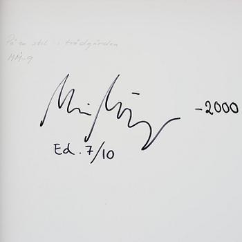 Maria Miesenberger, "Utan titel (På en stol i trädgården)",, 2000.