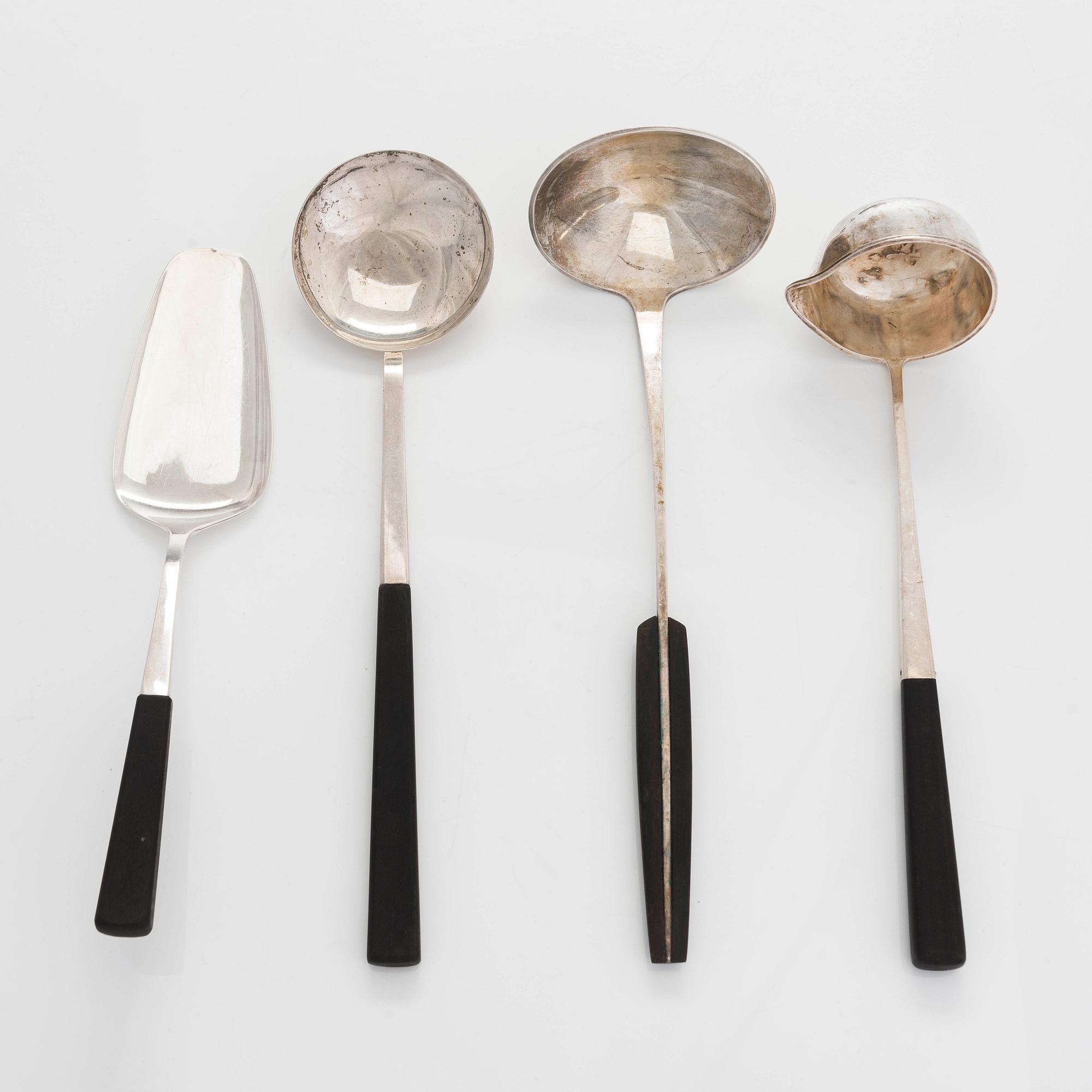 Tillander, Tarjoiluvälineitä, 9 kpl, hopeaa, joista viisi leimattu Matti Honkanen, Helsinki 1955-1962.