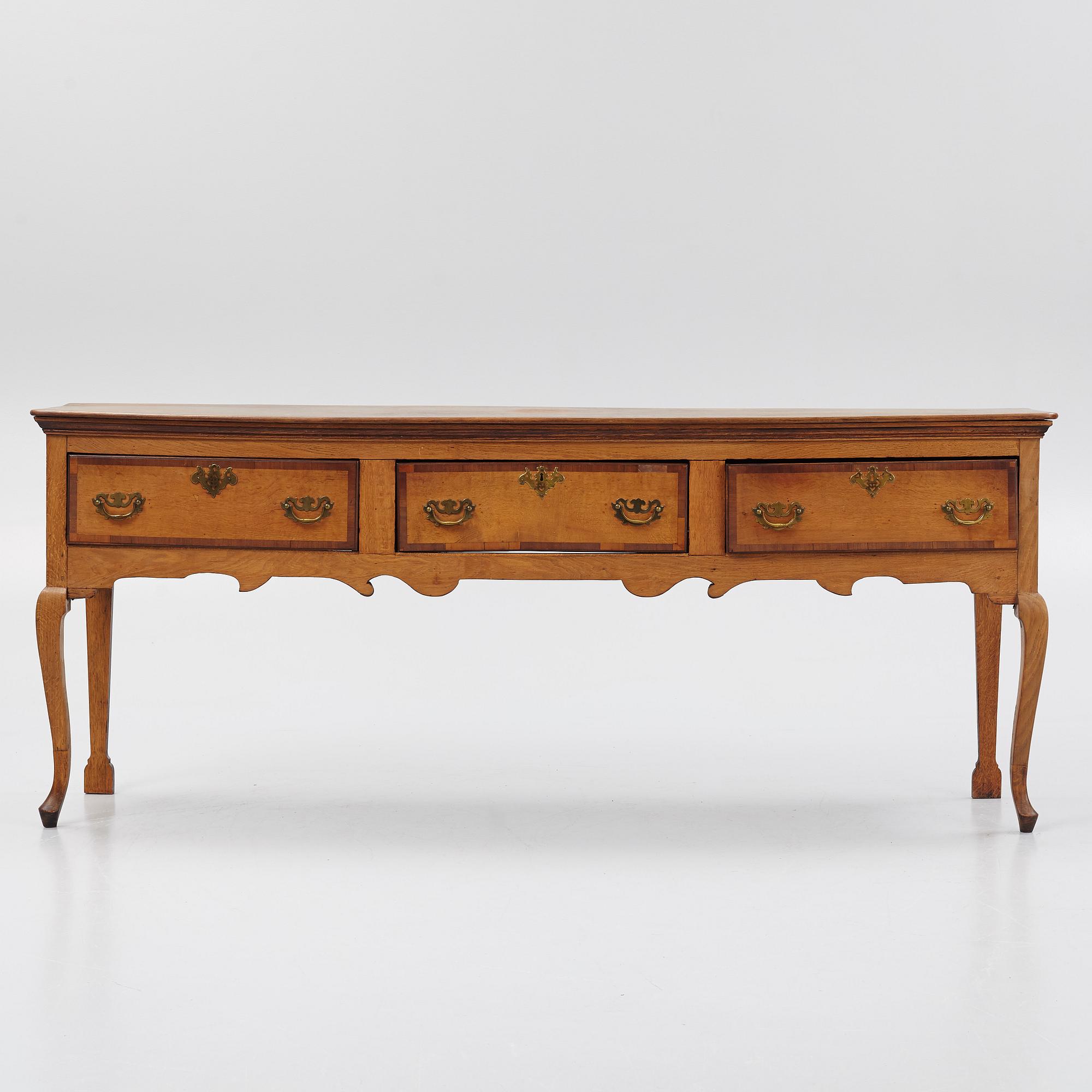 Sideboard, England, omkring 1900 med äldre delar.