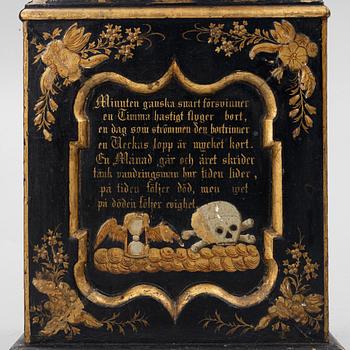 Golvur ur prins Carls samling, senbarock, signerat Peter Knapp Karlshamn N:o 41 (urmakare i Karlhamn, burskap 1749).