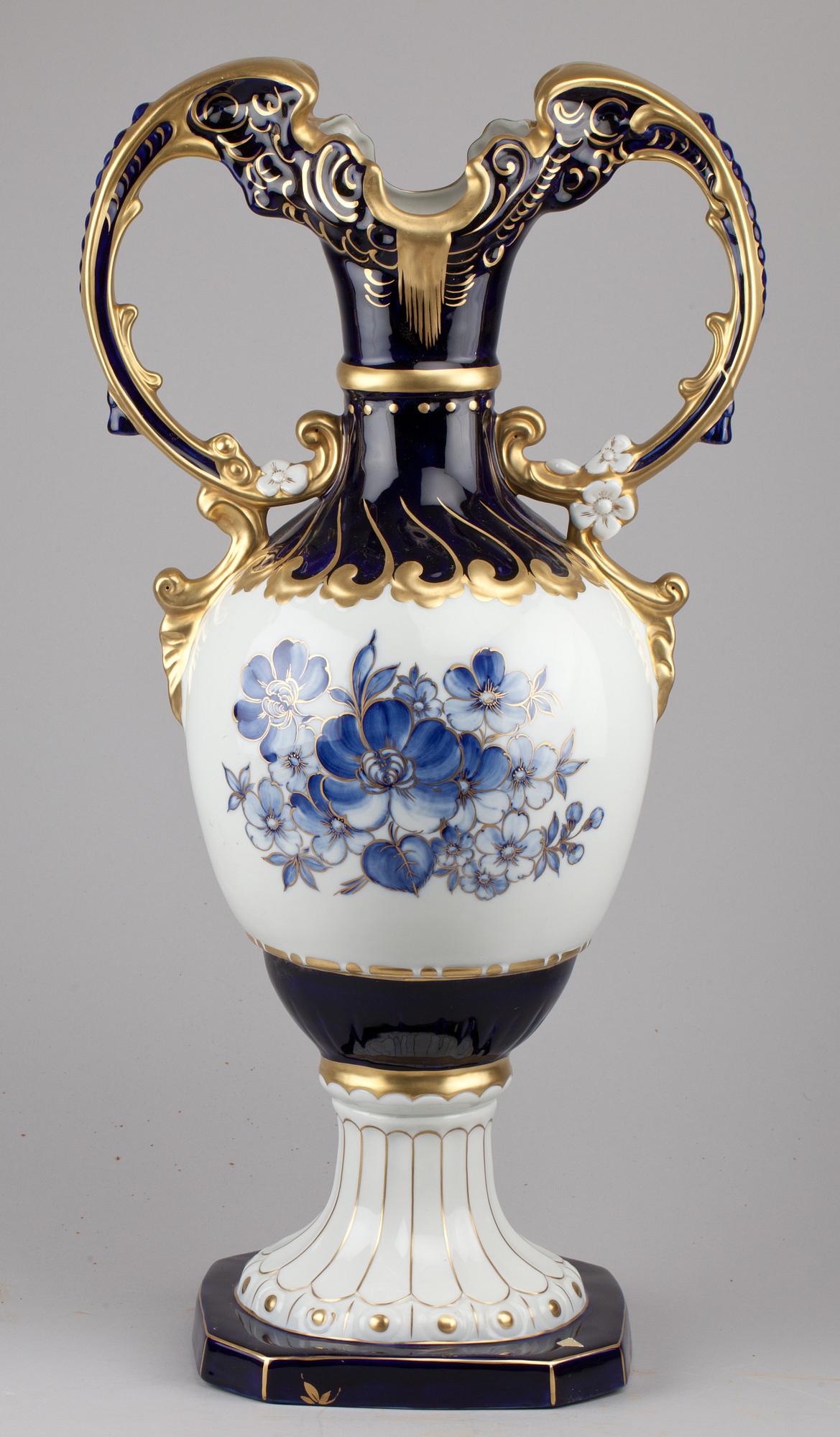 PRAKTURNOR, ett par, porslin, Royal Dux, 1900-tal.