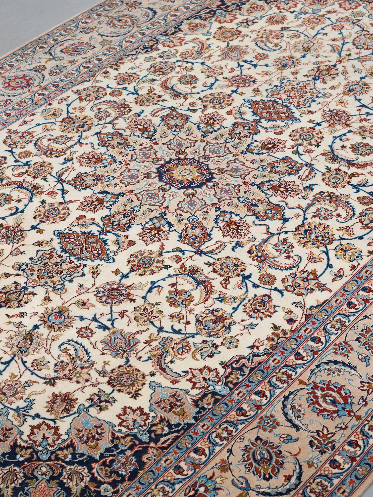 MATTA old Isfahan, märkt Davari, ca 318,5 x 206,5 cm.