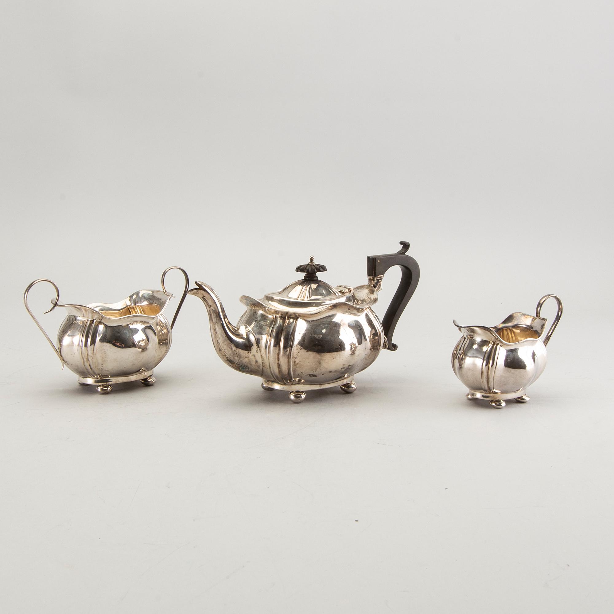 An English 3 pcs silver tea service, Birmingham 1908/09, total weight 570 gr.