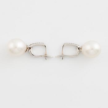 Örhängen med odlade sötvattenspärlor och briljantslipade diamanter.