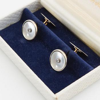 Manschettknappar, ett par, 18K guld med pärlemor och runda briljantslipade diamanter.