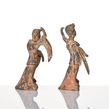 Figuriner, två stycken, lergods. Västra Han dynastin (206 f.Kr.-220 e.Kr).