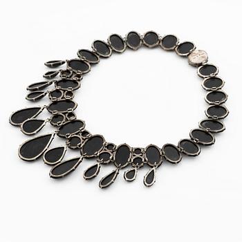 Collier silver med stora fasettslipade svarta stenar.