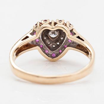 Ring, i form av hjärta, 14K guld, diamanter ca 0.15 ct totalt och rubiner, London 1996.