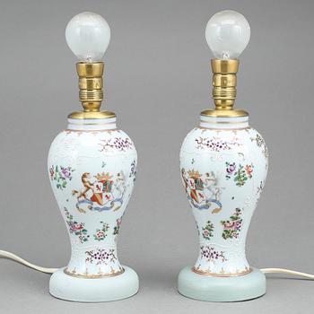 BORDSLAMPOR, ett par, porslin, Samson, Frankrike, 1800-talets andra hälft.