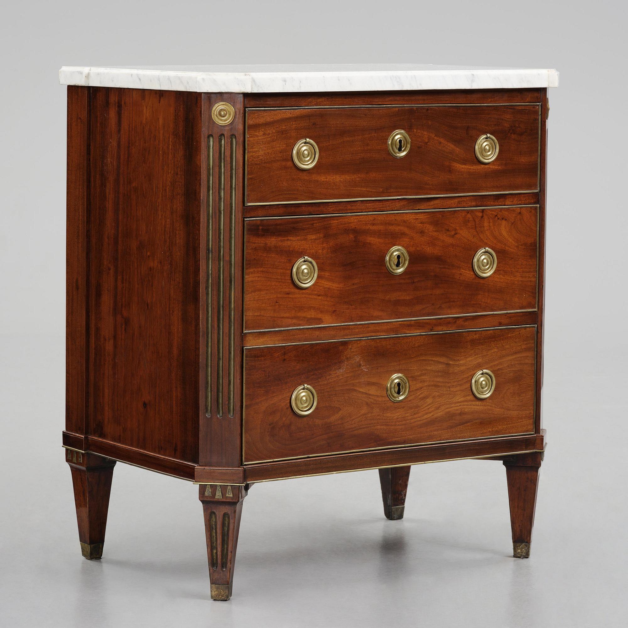 A late Gustavian mahogny commode.