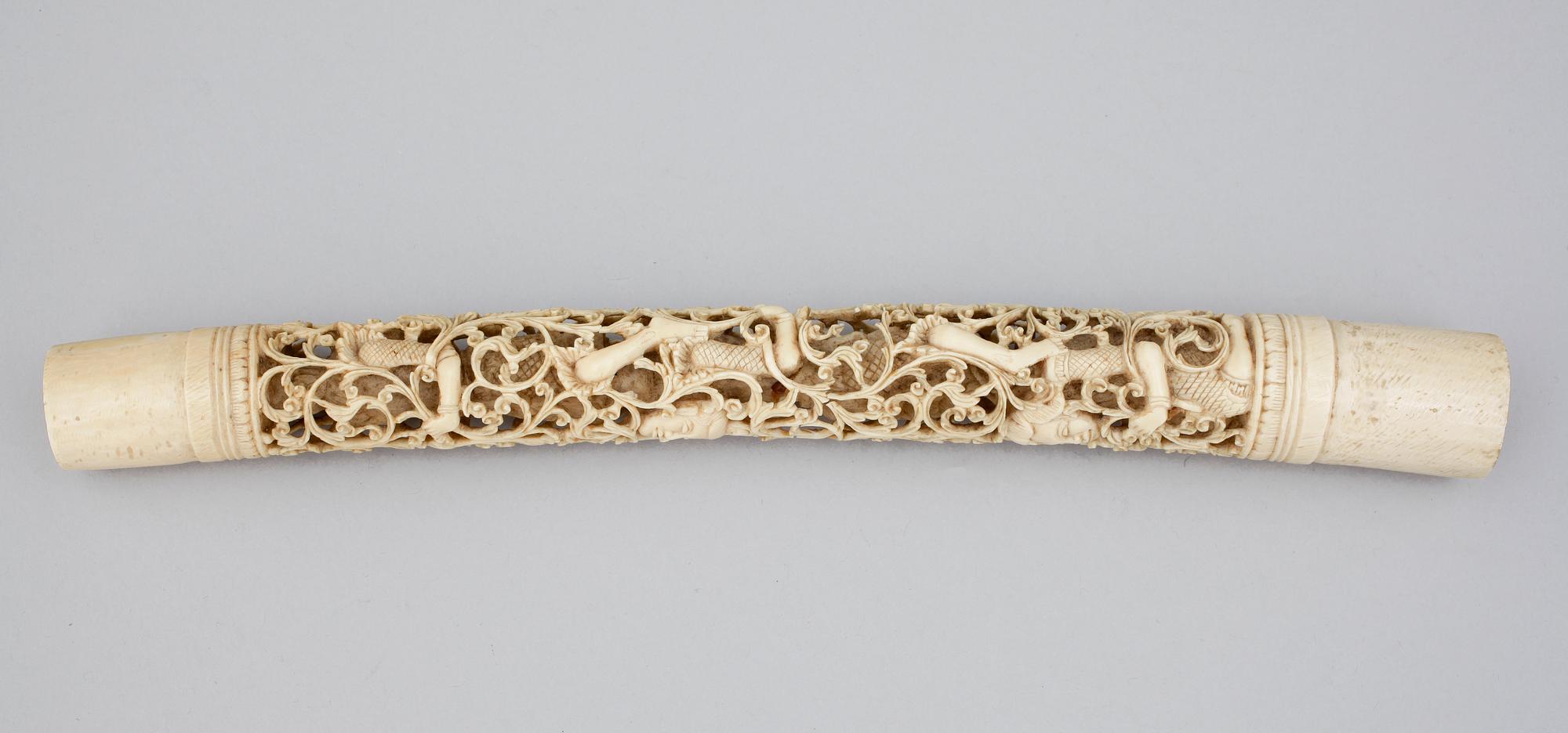 SVÄRDSFÄSTE, benarbete. Burma. Omkring år 1900.