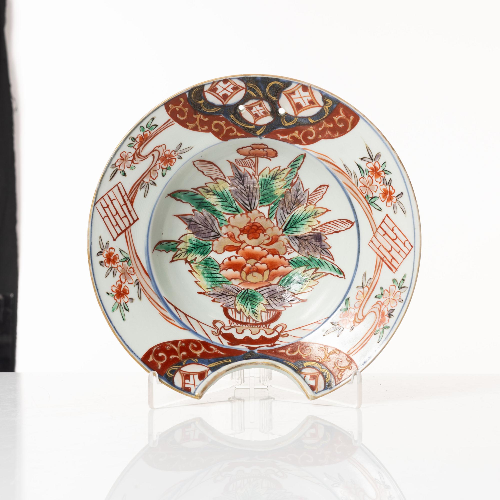 A Japanese imari porcelain barber's bowl, Meiji (1868-1912).