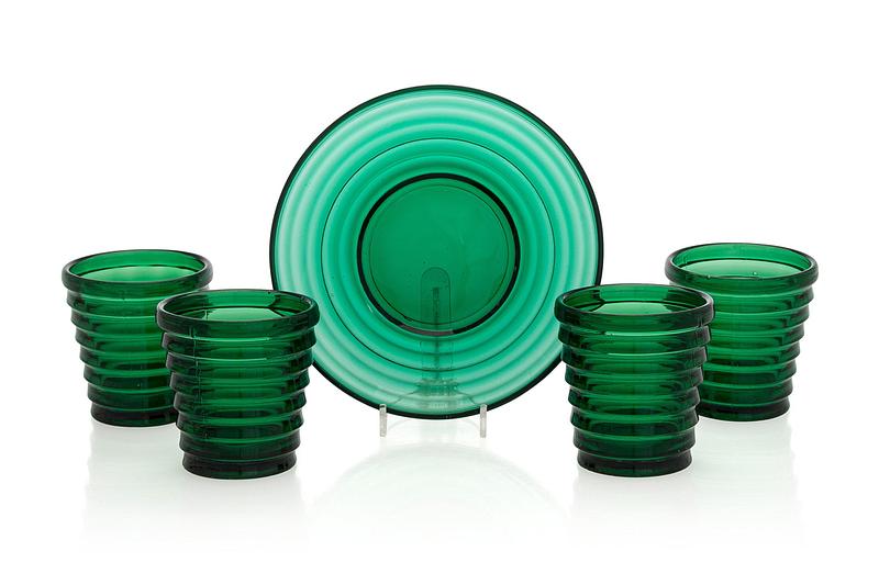 “Drinking glasses (set of 4, model 4052) and the ‘Bölgeblick’ plate by Aino Aalto, in the most beautiful green colour, absolutely stunning.” – Pil Kallesø