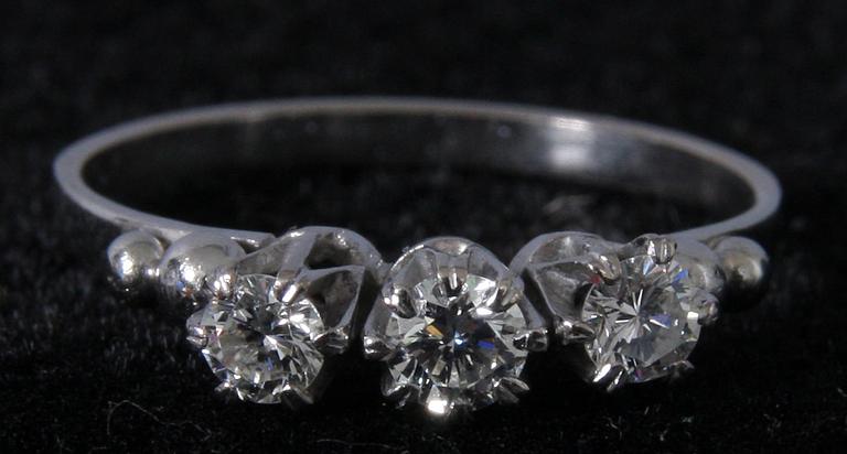 RING, vitguld med tre briljanter.