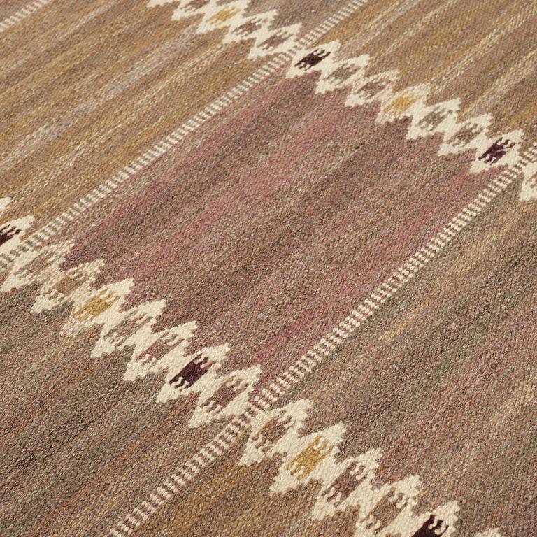 MATTA. "Salerno grå med enkel bård" ("Kristianstad"). Rölakan. 465 x 360 cm. Signerad AB MMF BN.