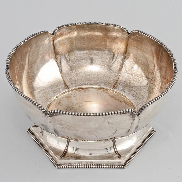 SKÅL, silver, 1900-talets första hälft. Vikt 840 gram.