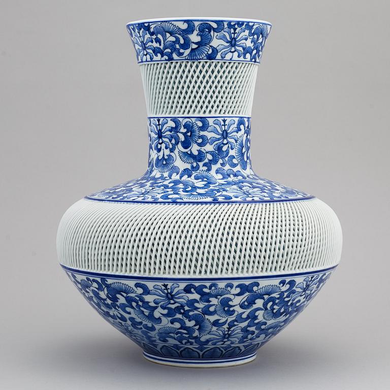 A large Japanese blue and white vase, 20th century.