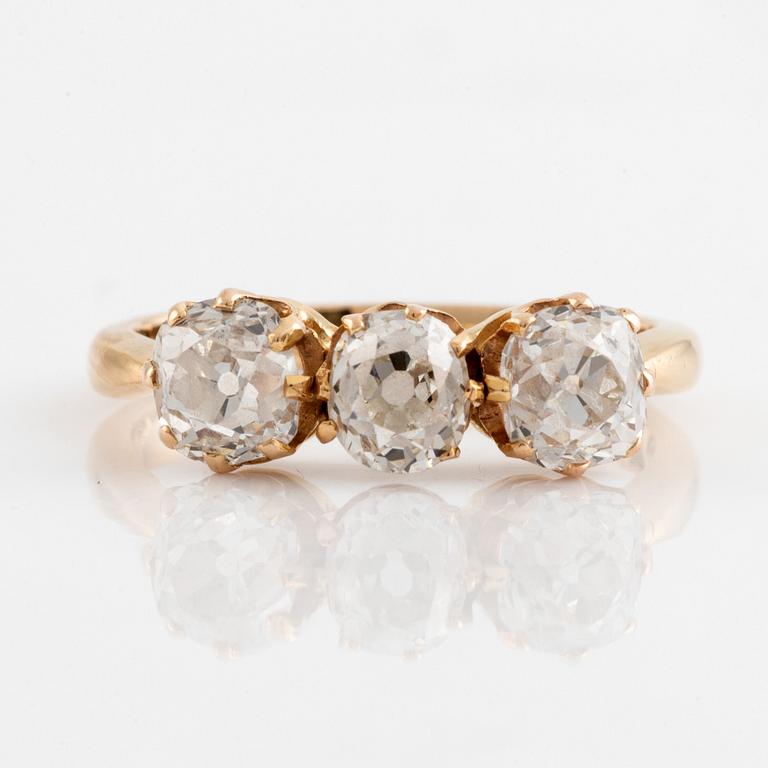 Ring med tre cushionformade gammalslipade diamanter.