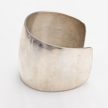 Pekka Piekäinen, A sterling silver bracelet. Platinoro, Turku 2009.