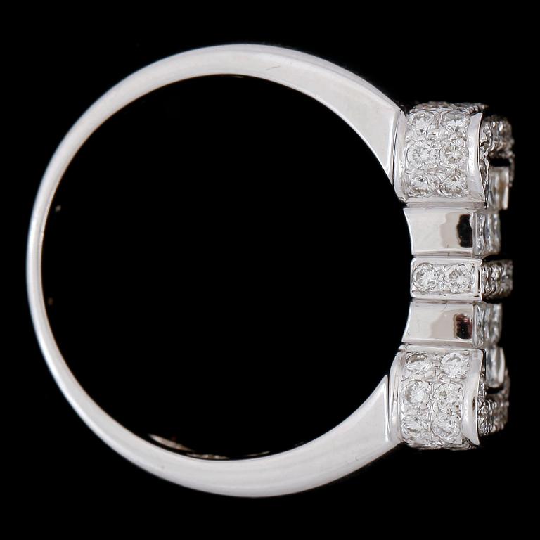 RING, 18k vitguld med prinsess- och briljantslipade diamanter tot ca1,29ct. 2000-tal. Vikt ca7,3g.