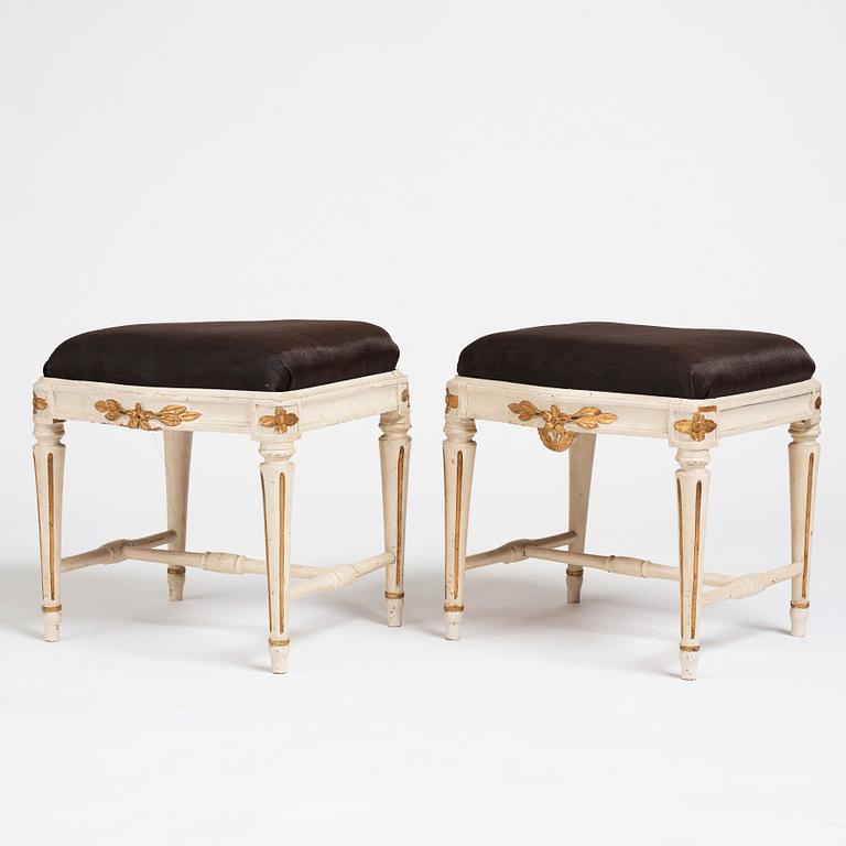 Taburetter, ett par, av Johan Erik Höglander (mästare i Stockholm 1777-1813), Gustavianska.