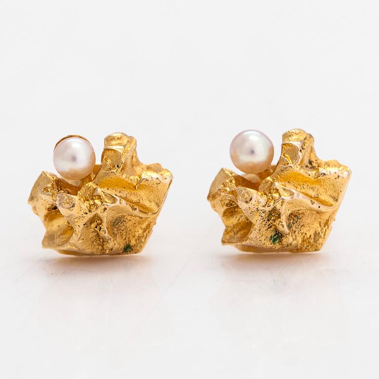 Björn Weckström, A pair of 14K gold earrings "Saana" with cultured pearls for Lapponia.