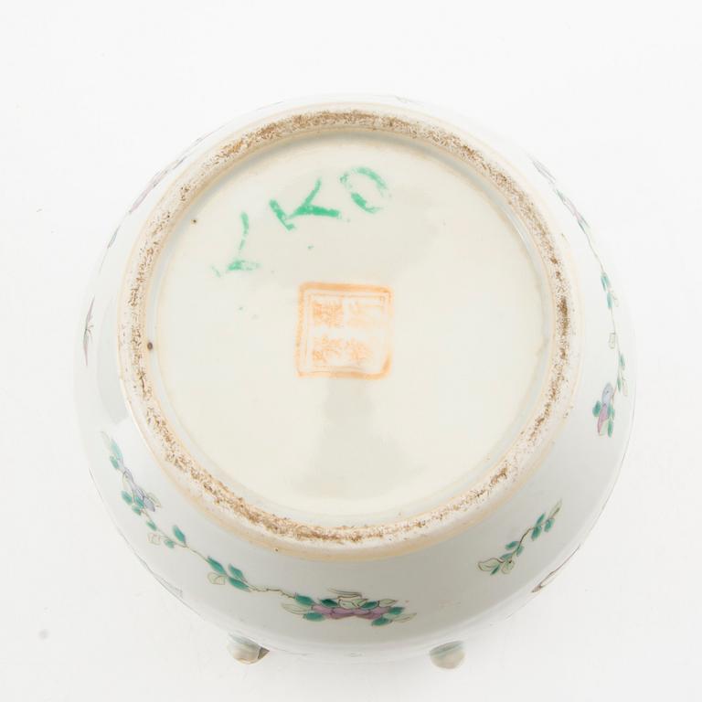 A group of Chinese porcelain, late Qing dynasty/20th Century.