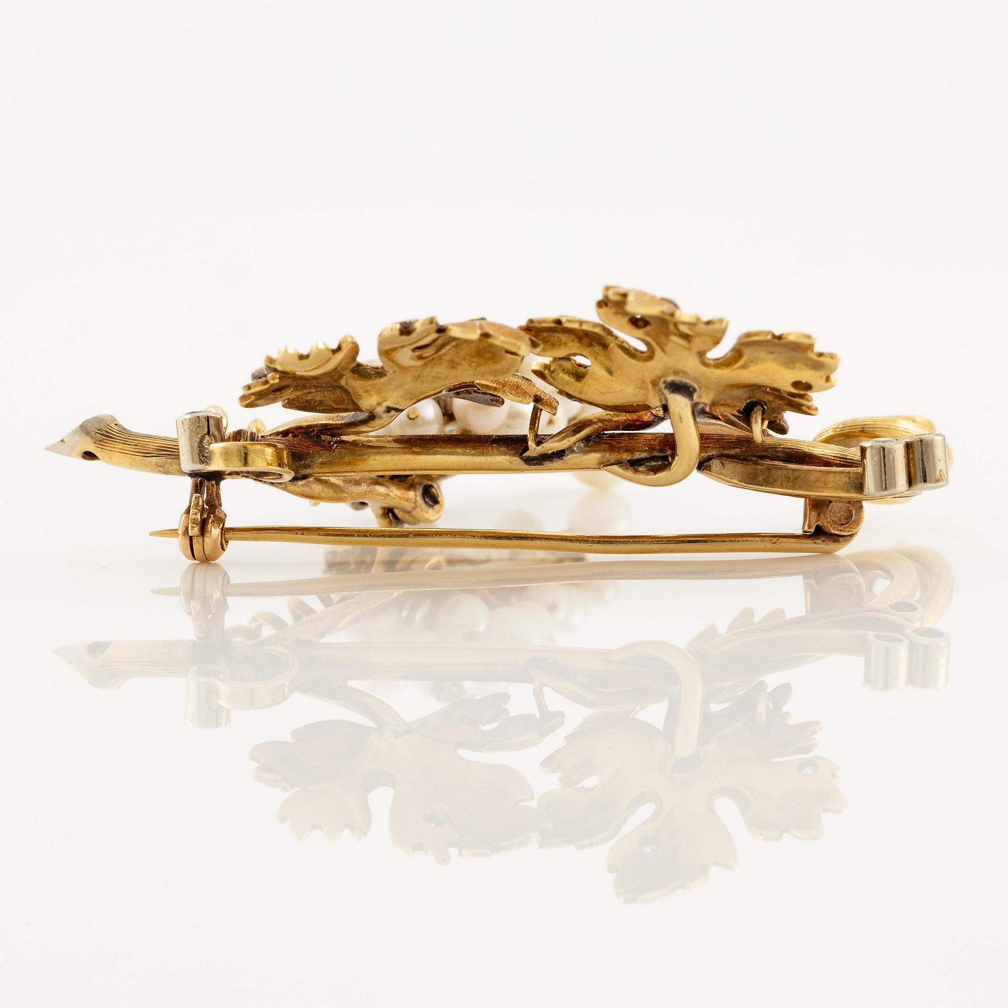 A pair of earrings and a brooch in 18K gold in the form of grapes with pearls and round brilliant-cut diamonds.