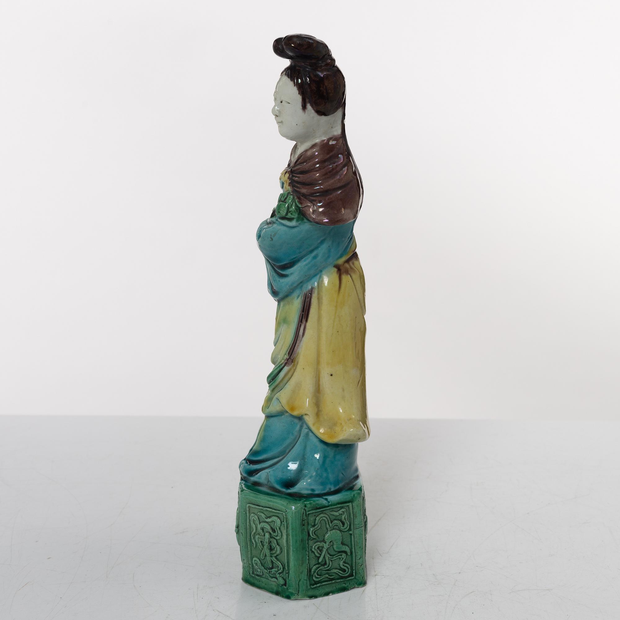 A Chinese porcelain figure of an elegant lady, 20th century.