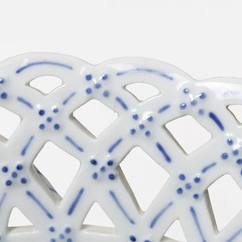 Royal Copenhagen, a 'Musselmalet' / 'Blue Fluted' porcelain bowl and a dish, Denmark 1889-1922.