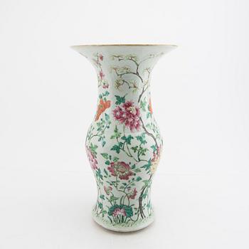 A Chinese 20th century famille rose porcelain vase.