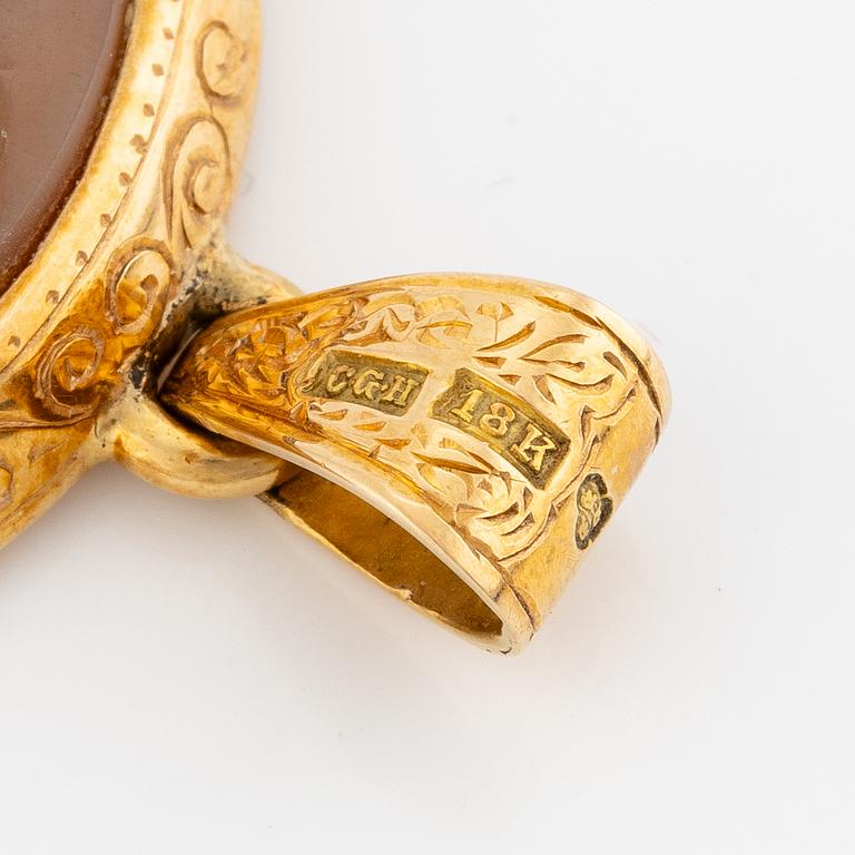 Pendant in 18K gold with a cameo of agate.
