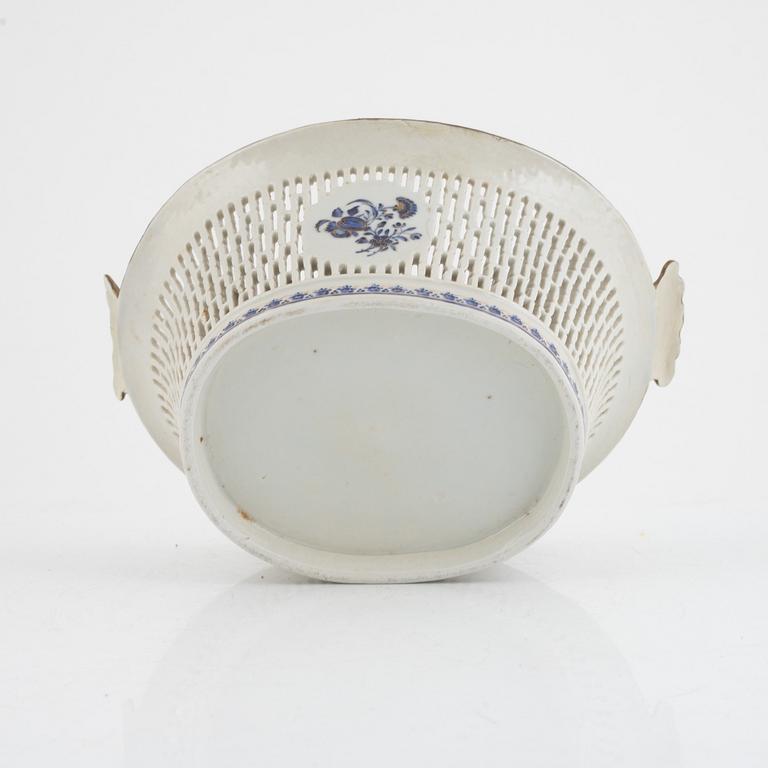 A basket weave export porcelain bowl with stand, China, Jiaqing (1796-1820).