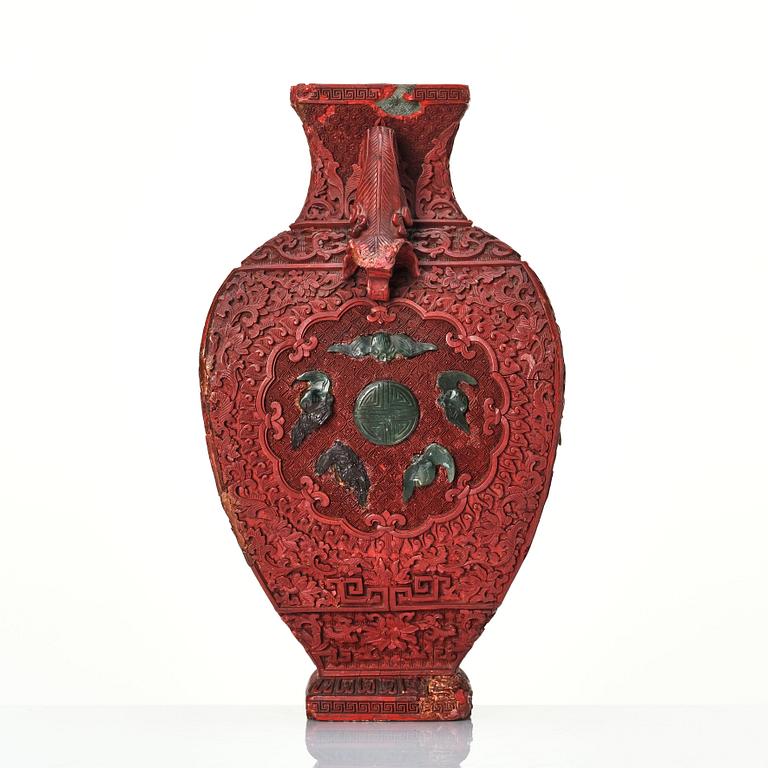 A red Chinese lacquer vase, Qing dynasty, 19th Century.