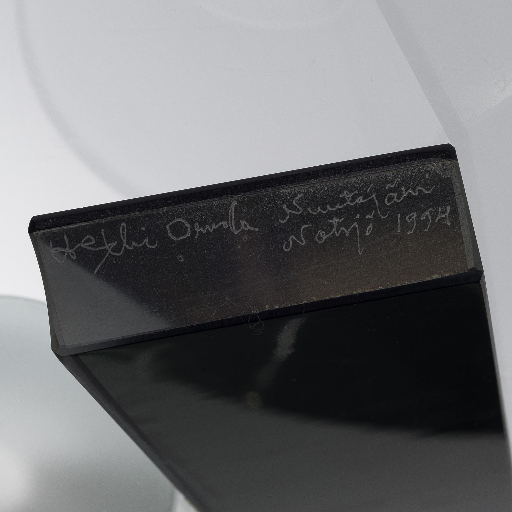 HEIKKI ORVOLA, GLASSKULPTUR. Sign. Heikki Orvola, Nuutajärvi Notsjö 1994.