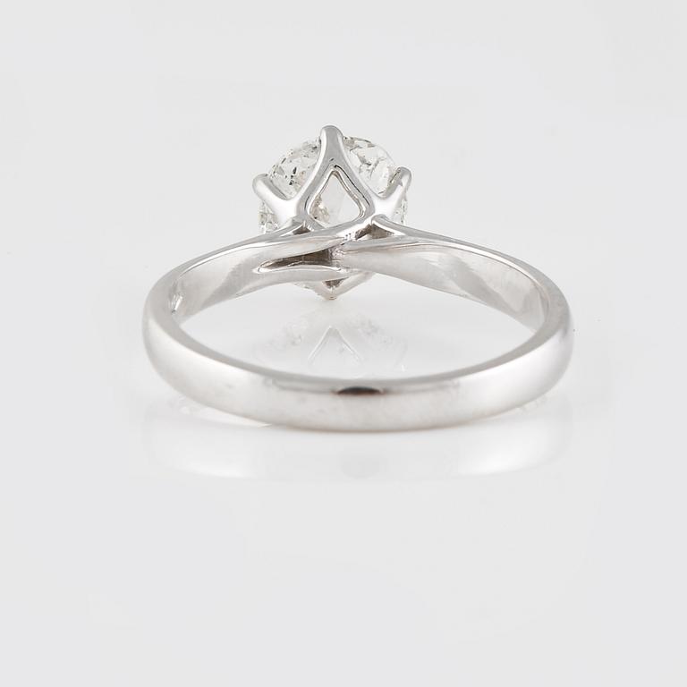 RING, 18K vitguld med äldre briljantslipad diamant ca 1.30 ct. Vikt 3,1 gram.