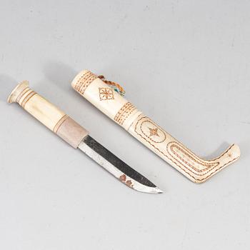 SVEN-ERIK LAMPINEN, a Sami reindeer horn knife, Kiruna, signed.