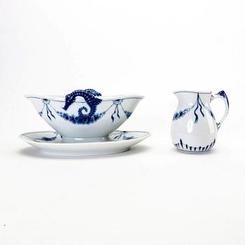 A Danish 98 pcs Bing & Gröndahl porcelain service from the latter part of the 20th century.