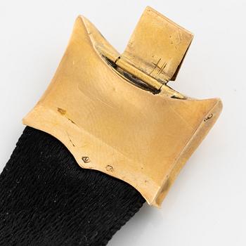 Armband 18K guld med camé i korall och svart sammetsband.