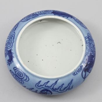 PENSELBAD, porslin, Kanxistil, sen Qing, omkring sekelskiftet 1900.